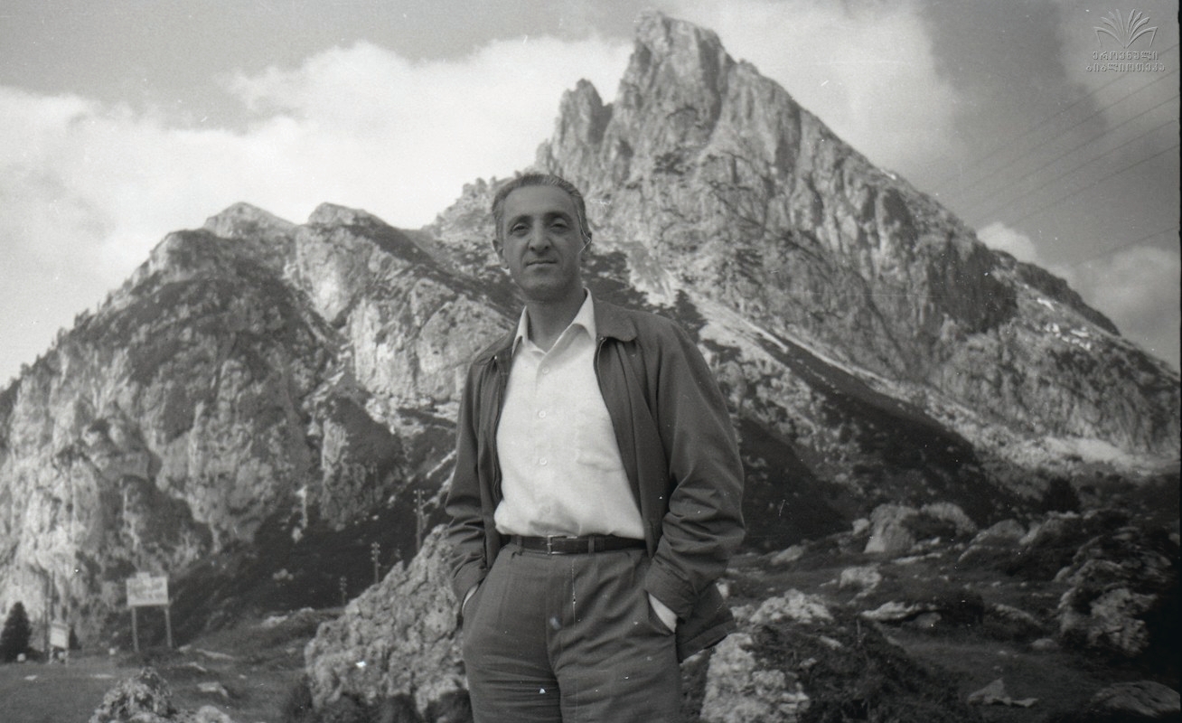 Michel Mouskhély devant une montagne
